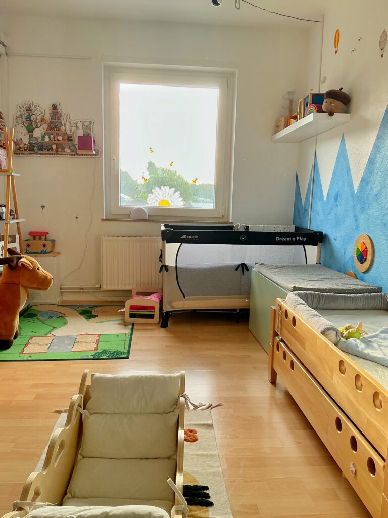 Schlafbereich mit stapelbaren Bodenbetten und Reisebetten