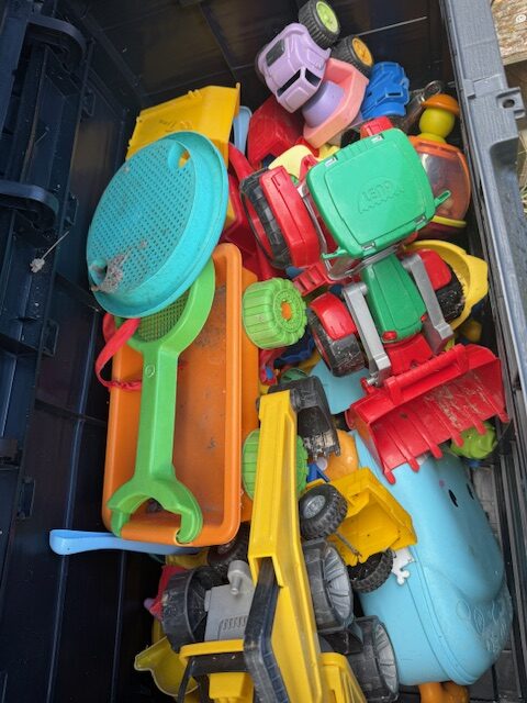 Unsere Kiste voller Sandspielzeug