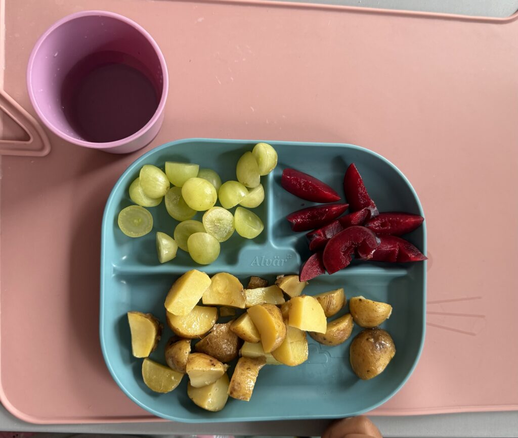 Bratkartoffeln und Obst