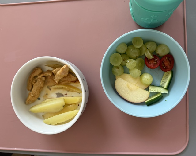 Hähnchen in Sahnesoße und Kartoffeln, dazu Obst