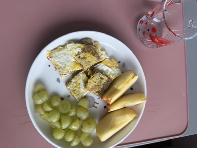 Eibrot mit Obst