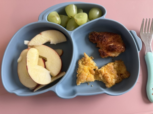 Paniertes Hähnchenbrustfilet mit Obst